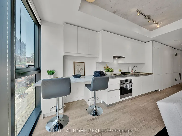 629 King St W #625 — Photo 12