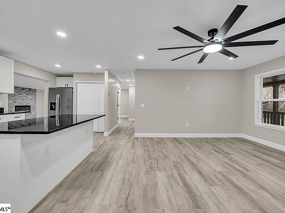 4th image of 135 Commercial Cir