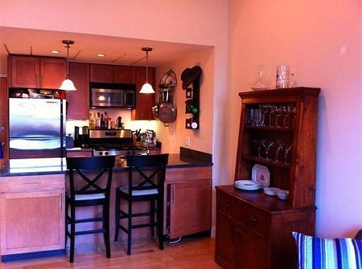 Kitchen w/ large breakfast bar