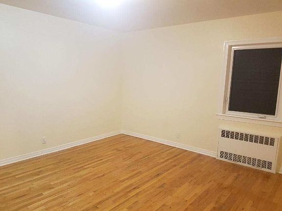 5th image of 6572 Ellwell Cres #1