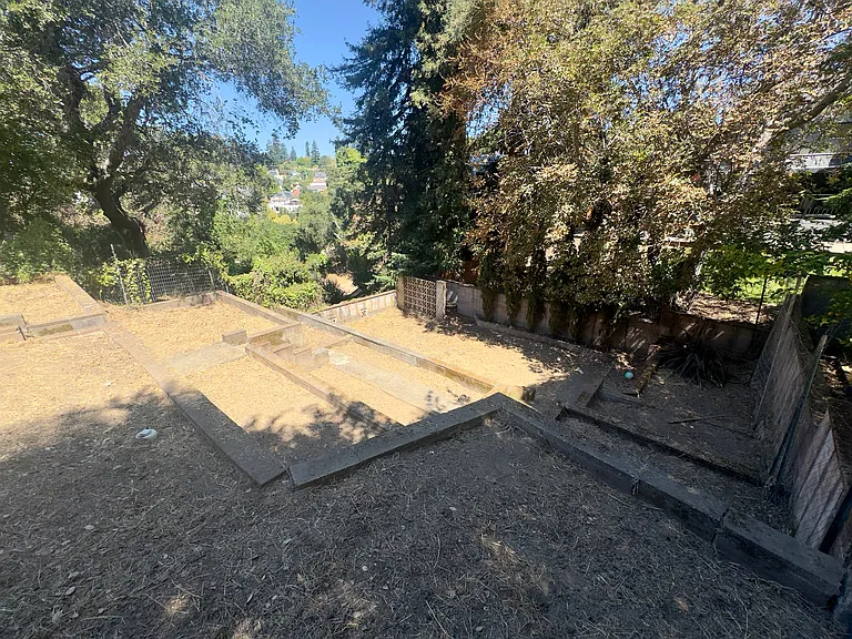 914 Everett Ave — Photo 100