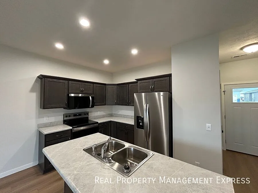 2 Bedroom 1.5 Bathroom Home for Rent — Photo 3