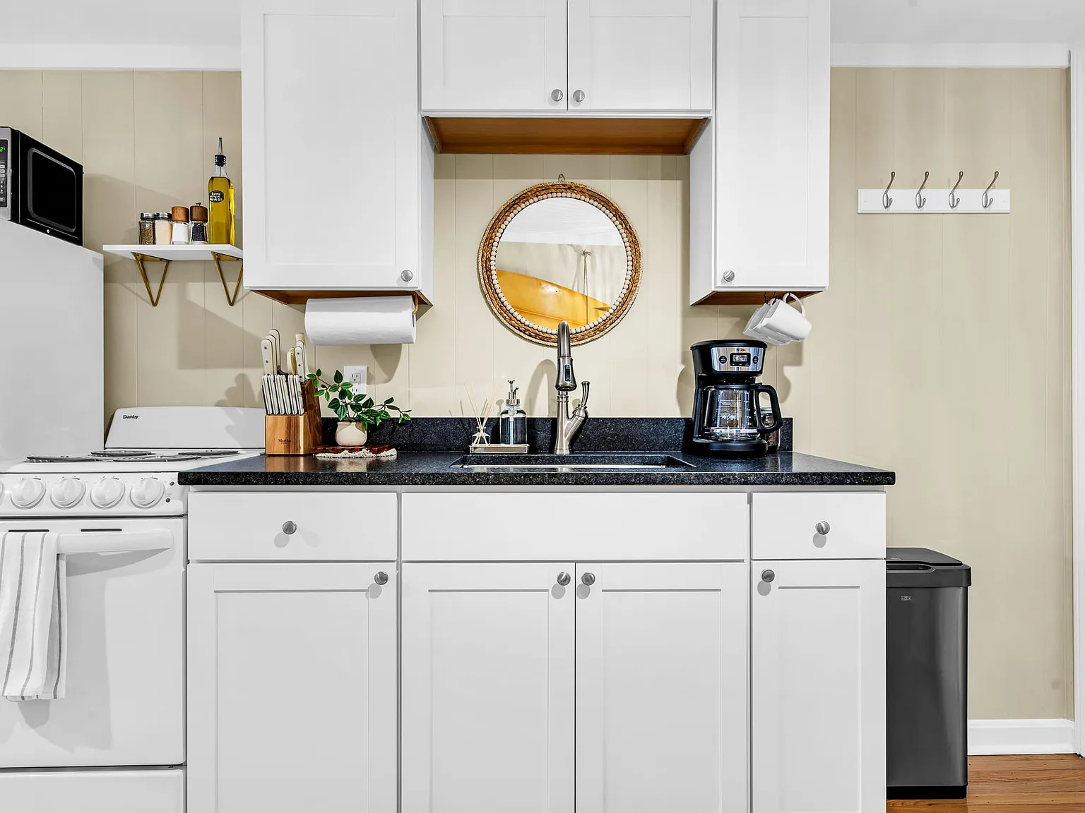 Studio, 300 sqft, $1,589 — Photo 4