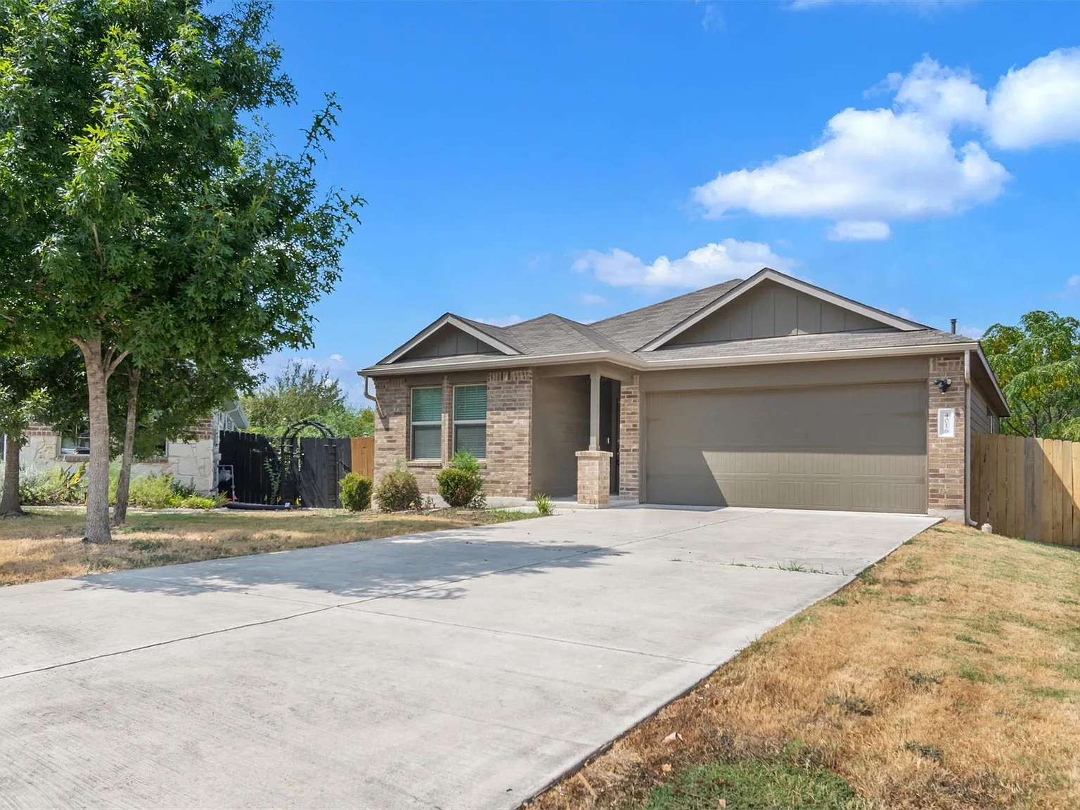 3 bed, 2.0 bath, 1266 sqft, $2,100 — Photo 2