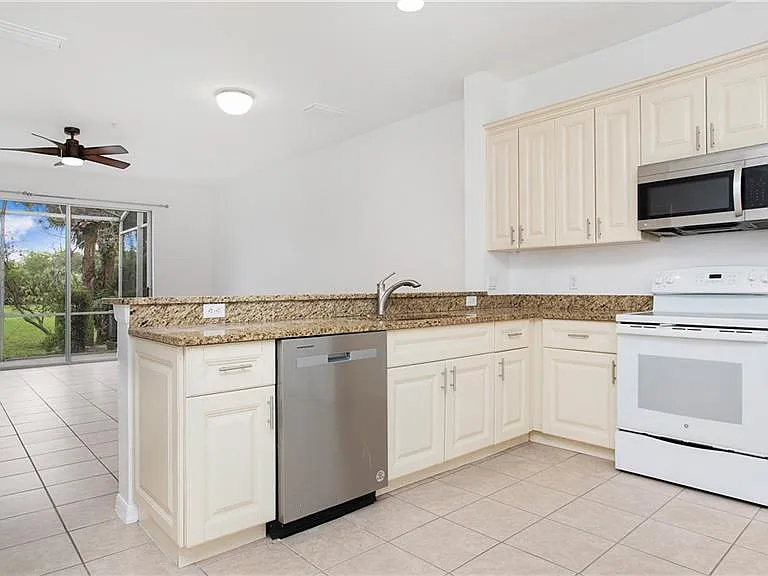 880 Hampton Cir — Photo 7