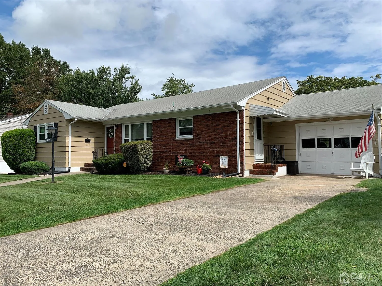 652 Harrell Ave photo 1
