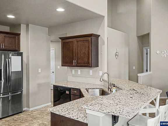 4th image of 543 Casting St SE