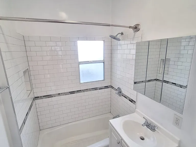 511 Rampart — Photo 2