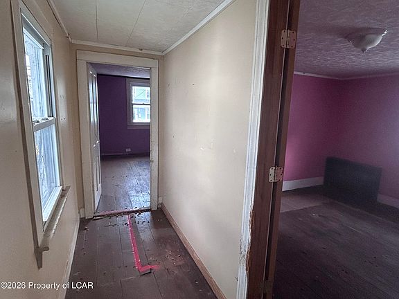4th image of 136 E Ridge St
