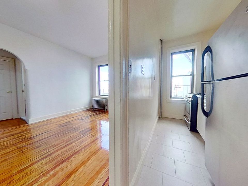 1st image of 45-36 39th Pl #4