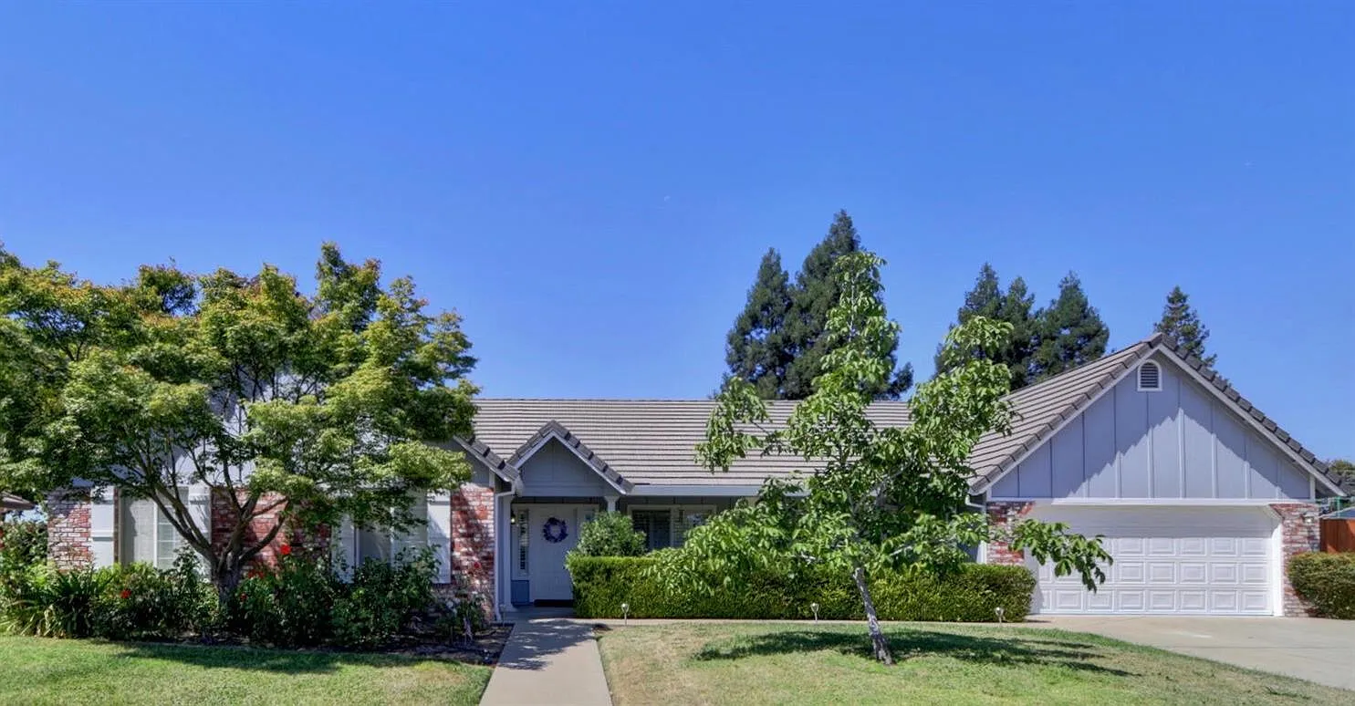 2060 Pepperwood Dr photo 1