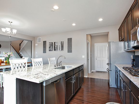 Gourmet Kitchen w/gas range