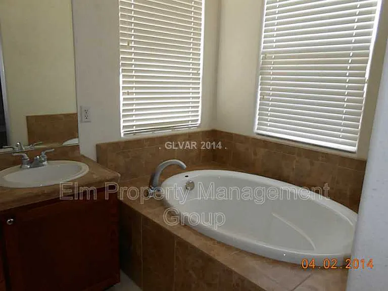 9795 Waukegan Ave — Photo 8