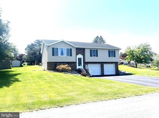 1572 Buttercup Dr, Chambersburg, PA 17202