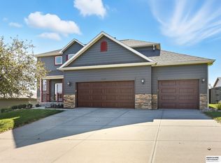19505 Pearl Cir, Elkhorn, NE 68022