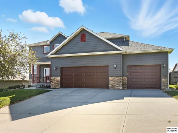 19505 Pearl Cir, Elkhorn, NE 68022