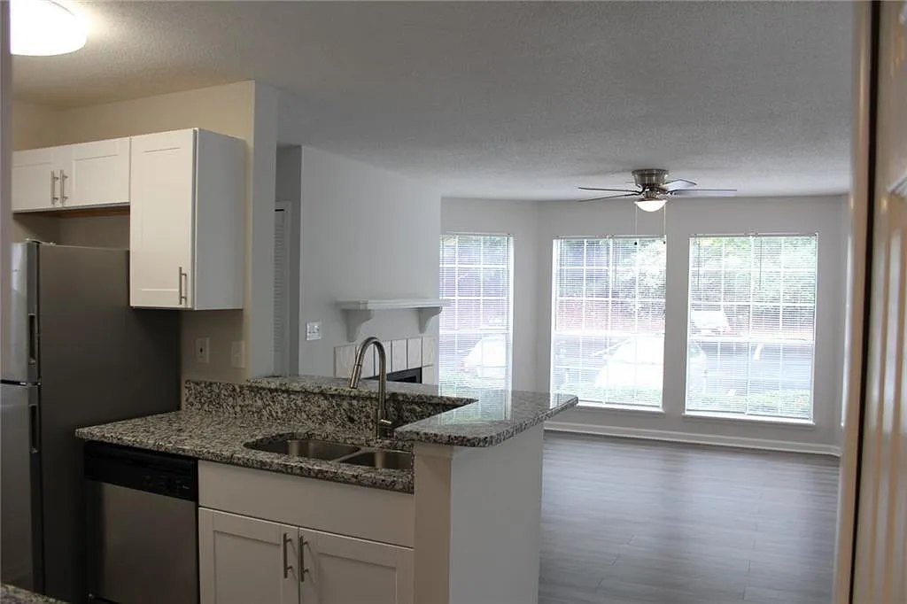 2 bed, 880 sqft, $1,750 — Photo 1