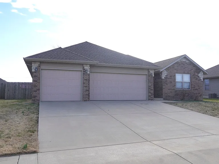 2504 W Cover Dr — Photo 3