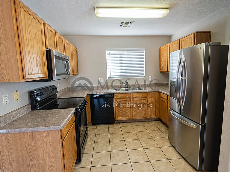 1158 E Silversmith Trl — Photo 3