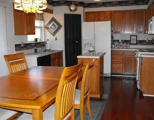 Kitchen w breakfast nook area
