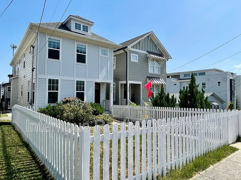 928 Southside Pl — Photo 2
