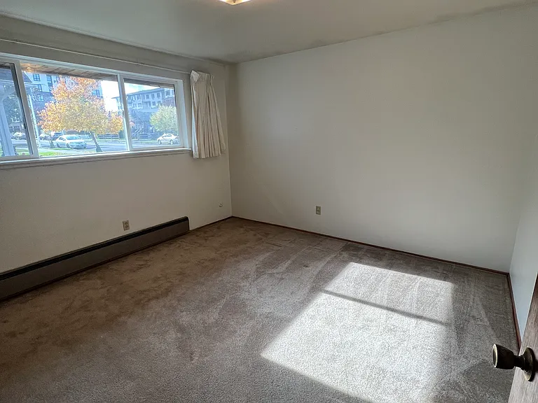 78 Williams Ave S #B — Photo 6