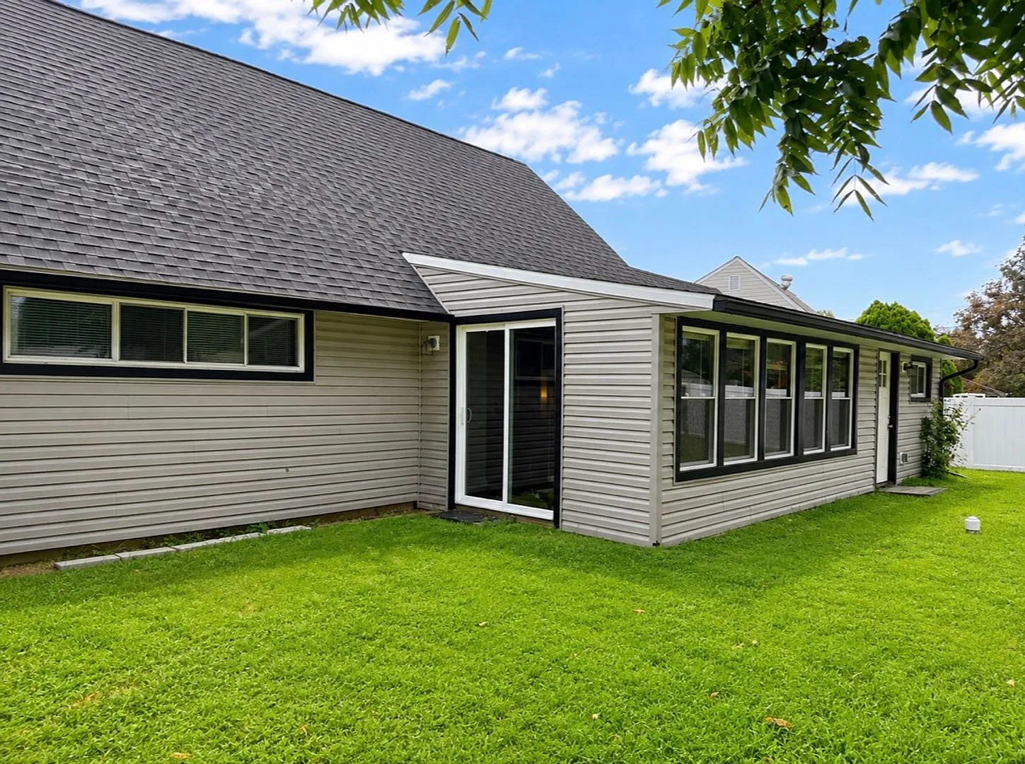Beautiful fully renovated 5 bed 2 bath House with a sun room and large yard — Photo 2