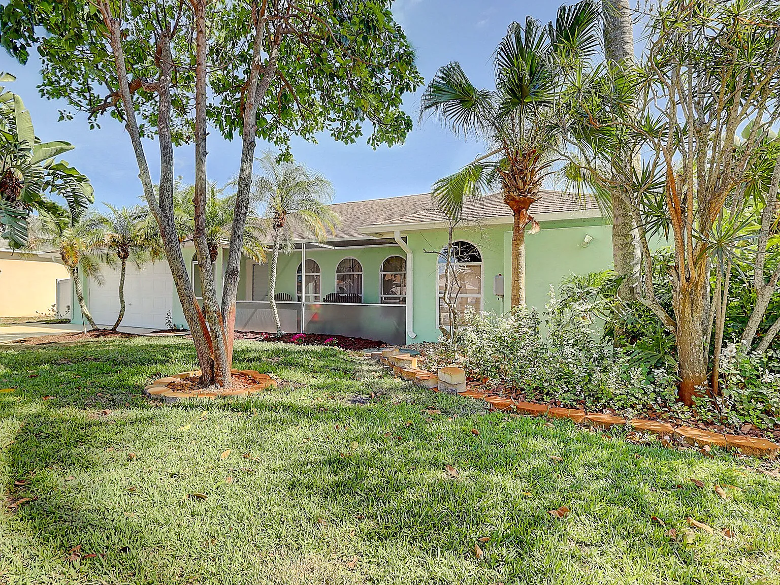3 bed, 2.0 bath, 1951 sqft, $4,000 — Photo 2