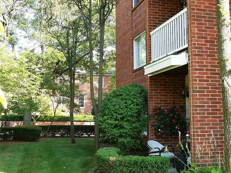 444 S Chester St #413 — Photo 6