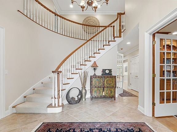 2nd image of 117 Lyndhurst Cir