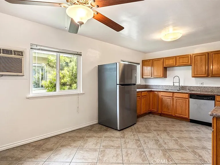 5851 Woodman Ave — Photo 9