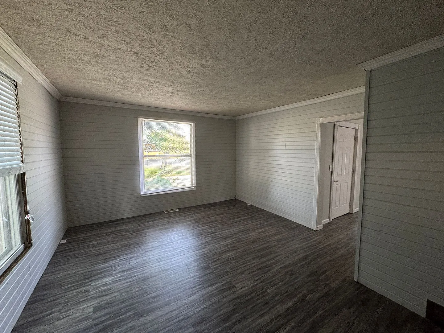 Spacious 3 Bedroom Home with Front Porch, Fireplace, and Large Backyard! — Photo 3