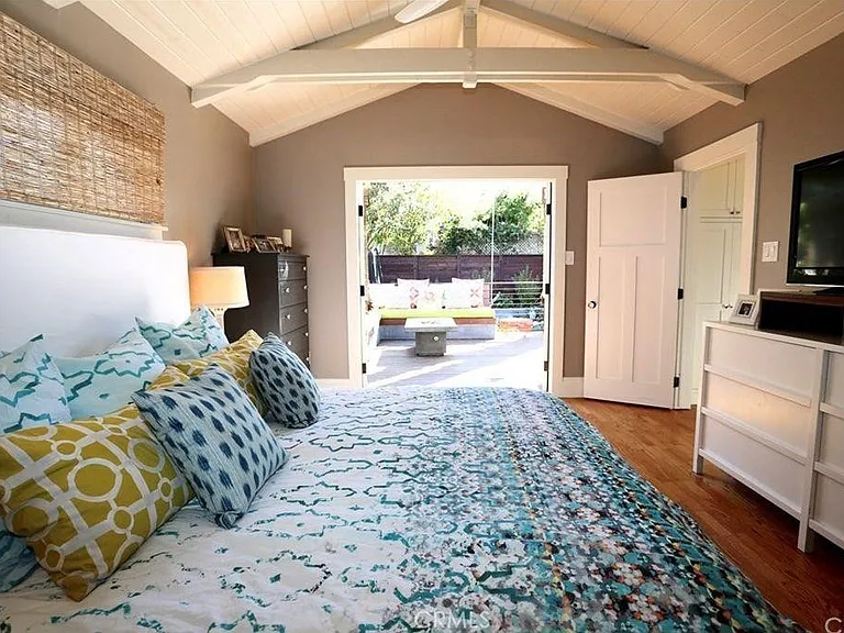 555 Bluebird Canyon Dr — Photo 5