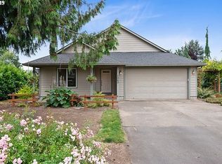 1060 SE Locust St, Dundee, OR 97115