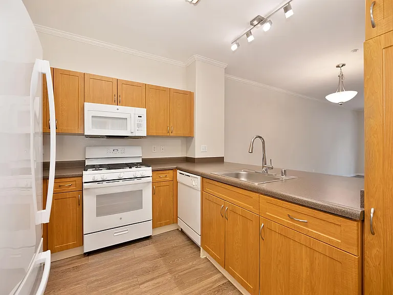 Mission Hills Apartments — Photo 4