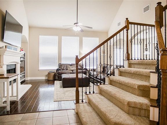 5th image of 358 Clarence Ct