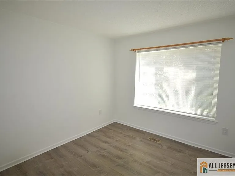 49 Farnham Sq — Photo 15