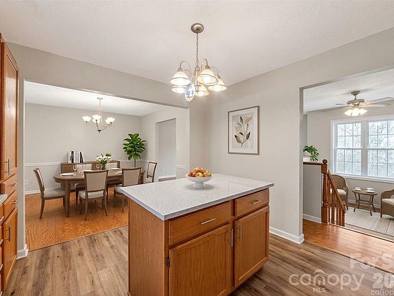 5th image of 501 Old Farm Rd
