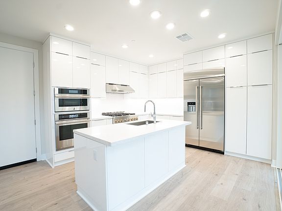 5th image of 729 Olivier Dr
