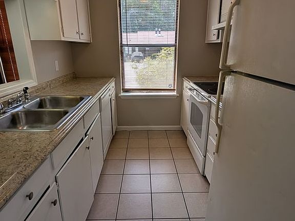 3rd image of 184 Dorchester Manor Blvd #A