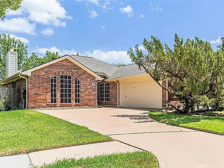 15802 Spruce River Ct — Photo 1