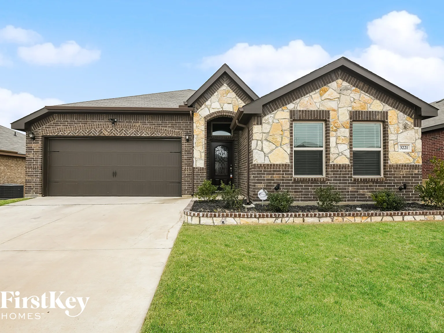 3 bed, 2.0 bath, 1752 sqft, $2,305 — Photo 1