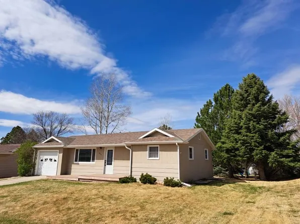 834 E 9th St, Chadron, NE 69337
