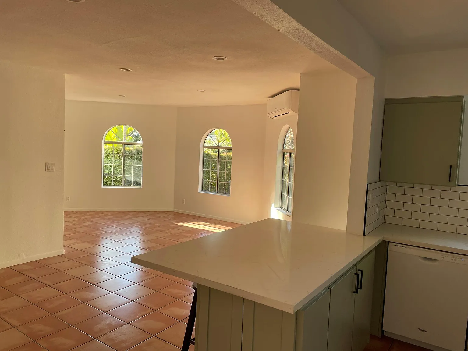 2 bed, 925 sqft, $3,400 — Photo 3