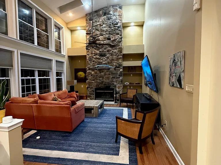 1006 Glendevon Dr — Photo 4