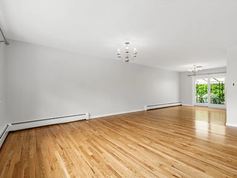 649 White Plains Rd — Photo 6