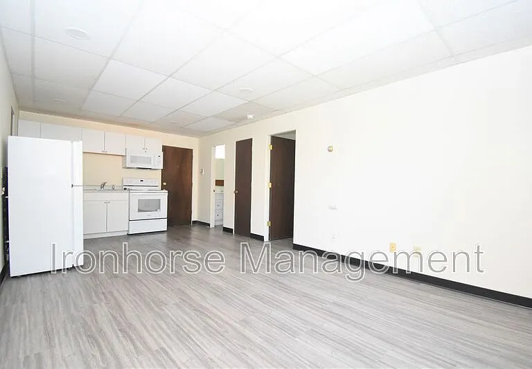 801 W Villard St #32 — Photo 5