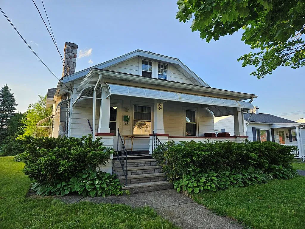 210 Kingsbury Ave photo 1