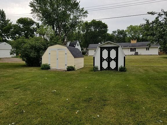 4th image of 327 Chestnut St S