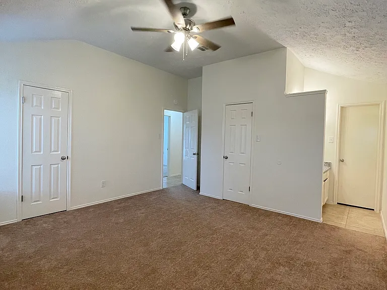 19927 Mountain Dale Dr — Photo 4
